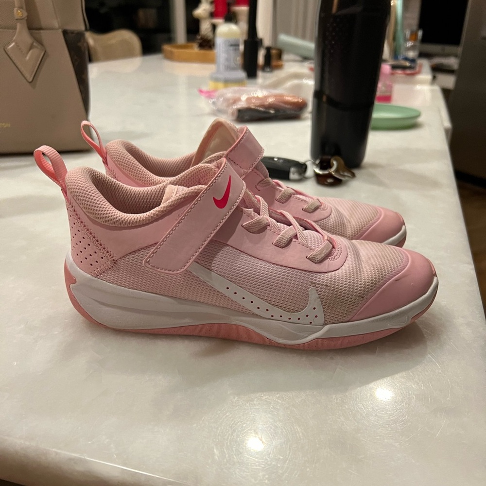 Nike Omni multi court shoe girls 3y